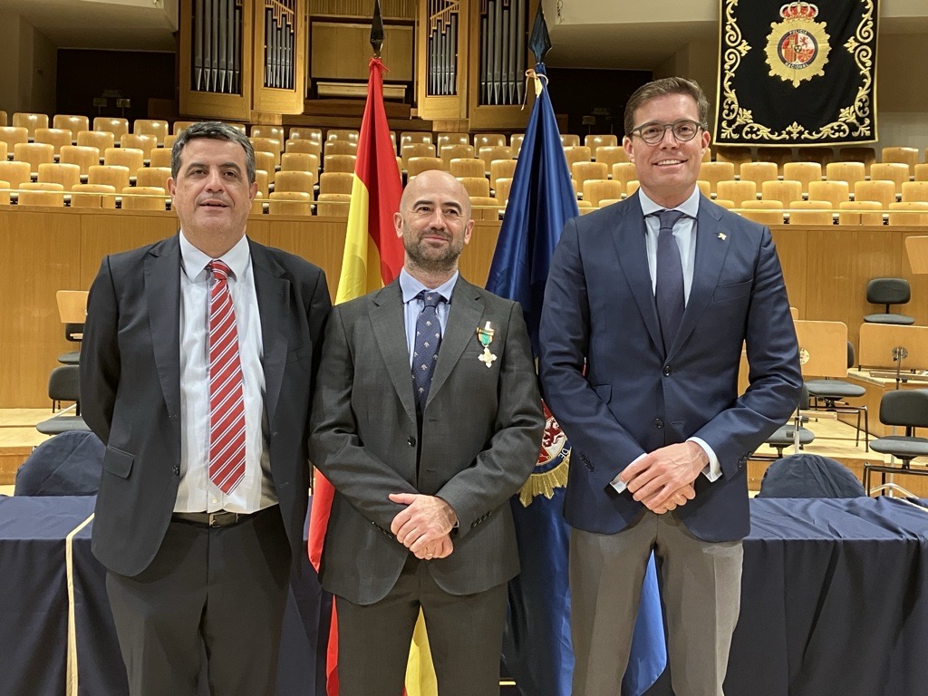 Juan Antonio Díaz, responsable de la formación en seguridad aeroportuaria de AESA, condecorado por la Dirección General de la Policía