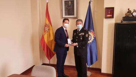 La Policía Nacional reconoce el trabajo de nuestro compañero Óscar Gil de la Dirección de Seguridad de la Aviación Civil y Protección al Usuario
