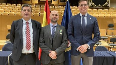 Juan Antonio Díaz, responsable de la formación en seguridad aeroportuaria de AESA, condecorado por la Dirección General de la Policía